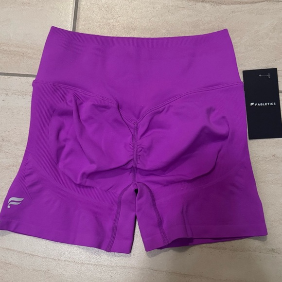 Fabletics Seamless Scrunch Short 4" fuchsia - Picture 4 of 4